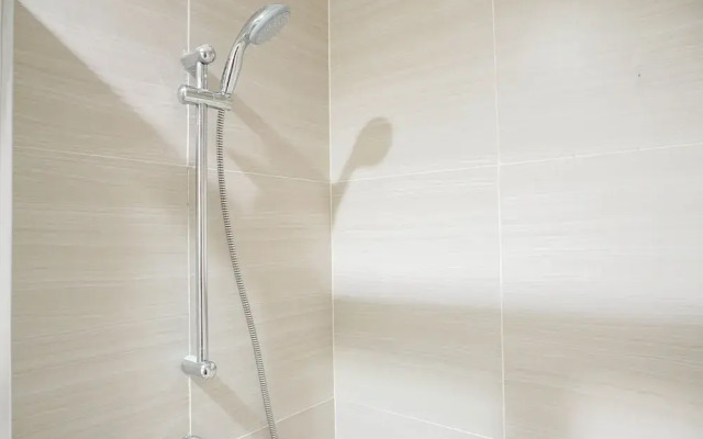 Relax and Comfy with Pool View @ Studio West Vista Apartment