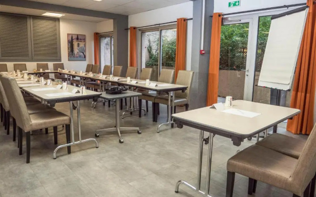 Отель Logis Hôtel Uzès Pont du Gard