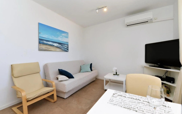 Beach apartment VAMI with sea view