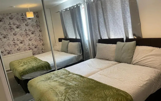 Basildon 3 Bedroom - Free Parking, Private Garden