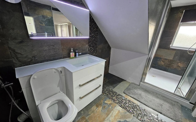 Self Contained Studio Near Windsor Attractions!