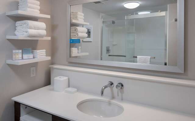 Hampton Inn Boston - Logan Airport