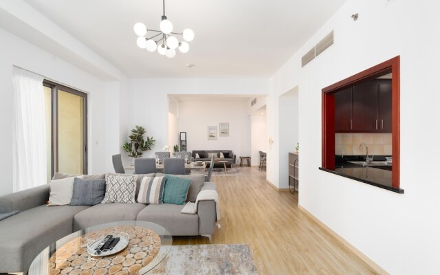 Whitesage - Magnificent Waterfront Apt, Steps From the Beach