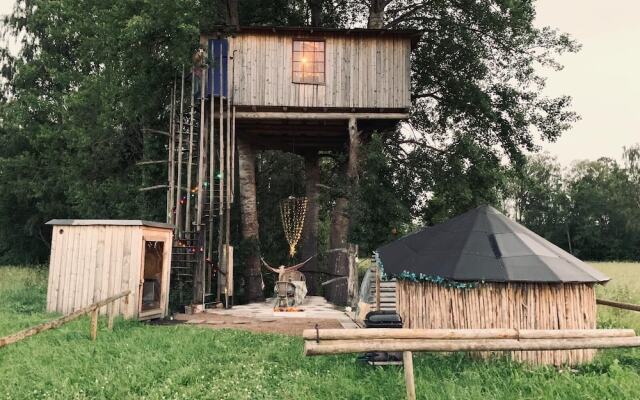 Treehouse Magpies Nest With Bubble Pool