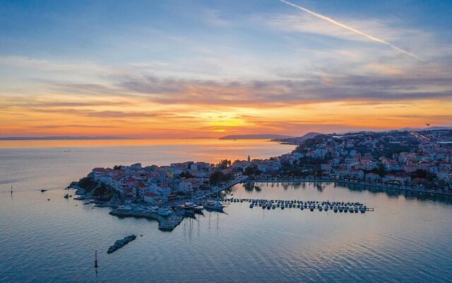 Stunning Home in Srinjine With Wifi and 4 Bedrooms