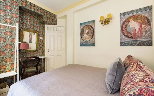 Mayfair 3-bed 5-guest Berkeley Square 1729 House