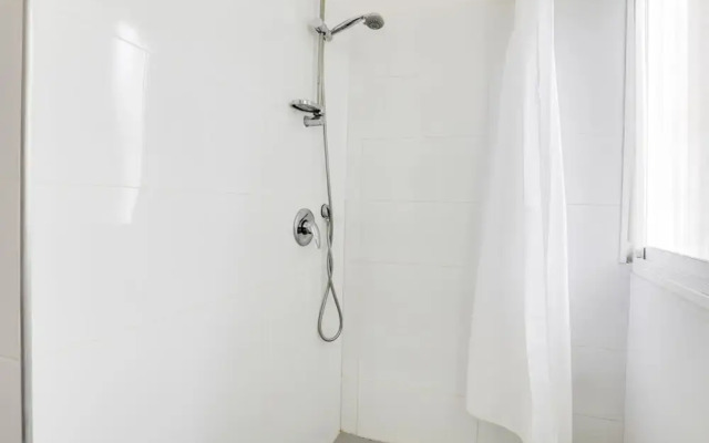 Central Apartment near Bograshov Beach