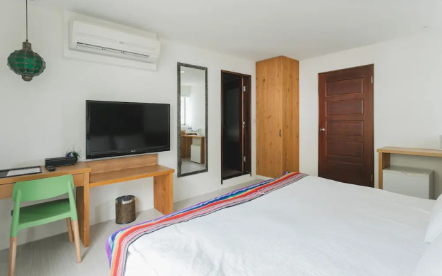 LowPressure restaurant & surf guesthouse