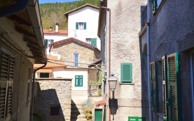 20 km from the 5 Terre, in a small town, 3-room apartment, terrace with view