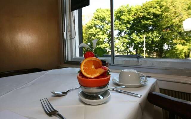 Halcyon Hotel