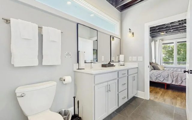 Walkable Gem! Dtwn Chattanooga Base w/ Balcony