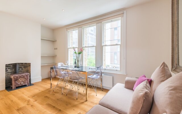 Delightful Dalston Home with Beautiful Balcony