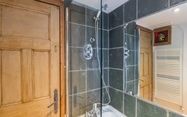 Fabulous 4-Bed House in Fulham with Garden!