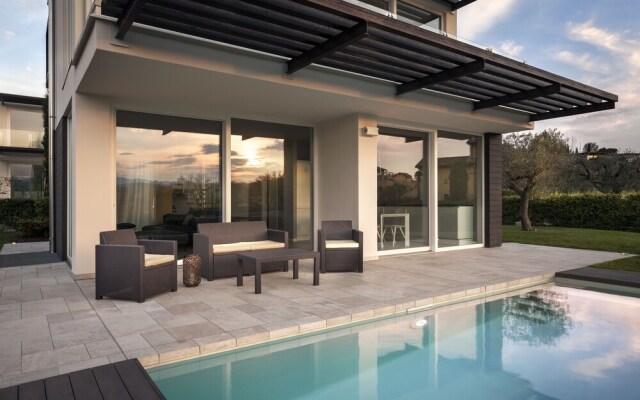 Lake Sunbeam Villa by Wonderful Italy