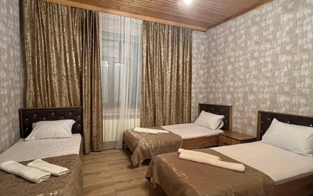 Cozy House With Swimming Pool Near City Center