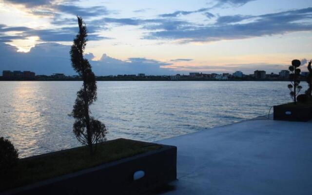 Apartment By The Lake with a View