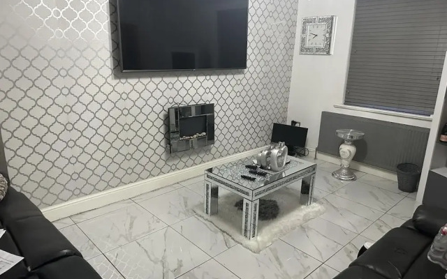 Beautiful 1-bed House in Bradford