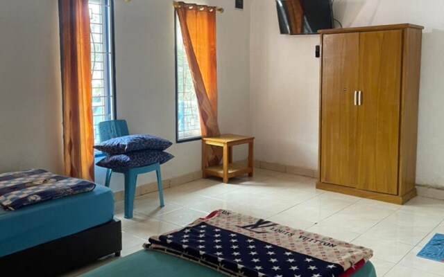 SPOT ON 93378 Lona Guest House SyariahNearScience Park Universitas Riau