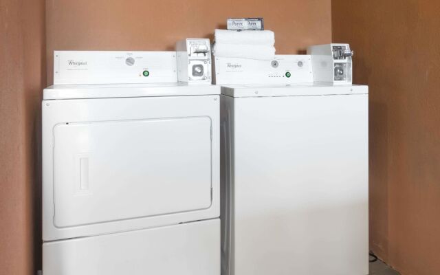 Days Inn by Wyndham Sulphur LA