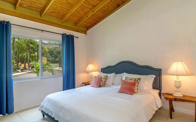 New 3-bed on Hip Strip, Beach access, Sleeps 8