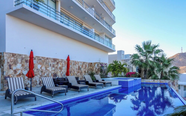 Luxe Mtn Top Retreat w/ Pool Access & Sea View!