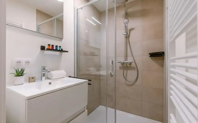 Beautiful Apartment With Parking Close to the sea