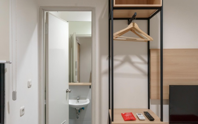 RedDoorz near Seasons City Mall 3 – Guest Rooms – Jakarta