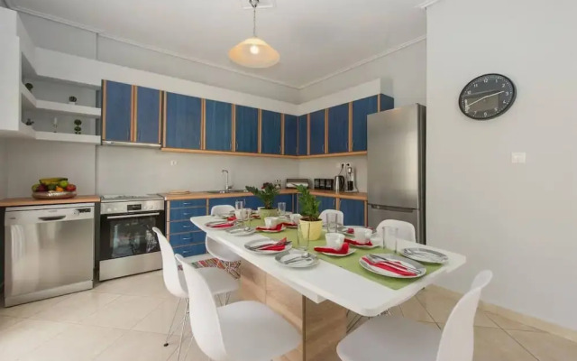 Thano s Stylish Flat Just 150m to the Beach