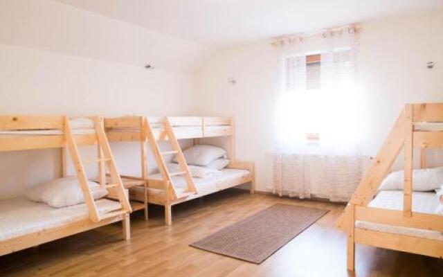 Hostel Hiša Na Travniku