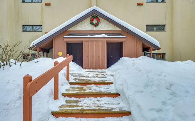 Walk to Mount Snow Resort: Unit w/ Pool & Hot Tubs