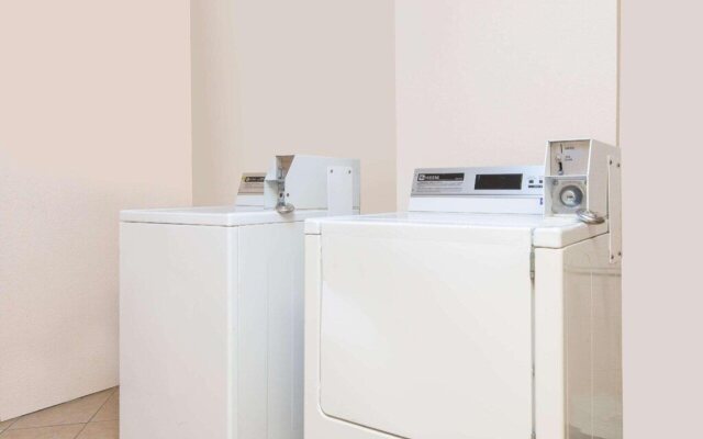 Blue Way Inn & Suites Wichita East