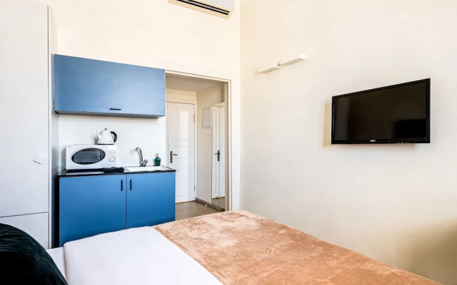 Pink & Blondie ApartHotel - by Loginn