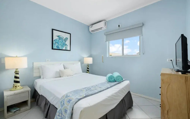 Poolside 1-bed Near Palm Beach