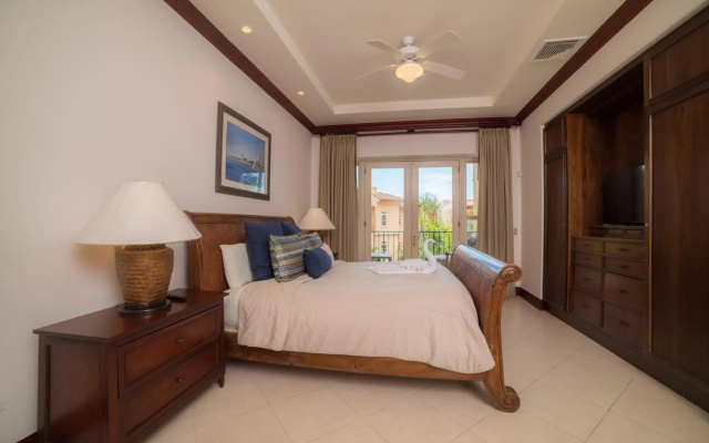 3 bedroom Bella Vista close to pool