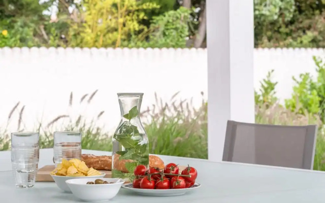 Villa w/ Palm Trees & Pool