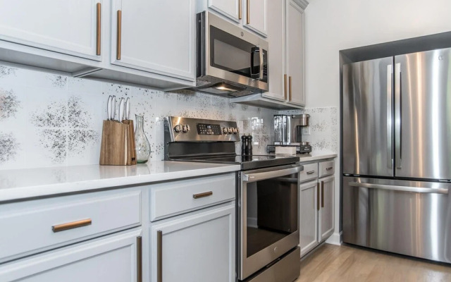 Luxury Three Bedroom Townhome Near Cary