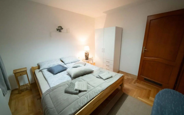 Apartman Yellow House