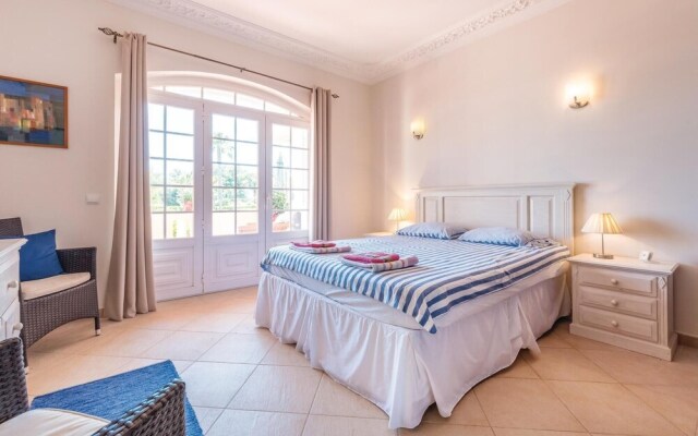 Beautiful Home in Lagoa With Wifi and 2 Bedrooms