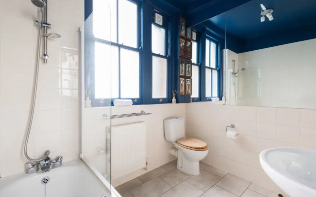 Remarkable Richmond Home By The Tube Station