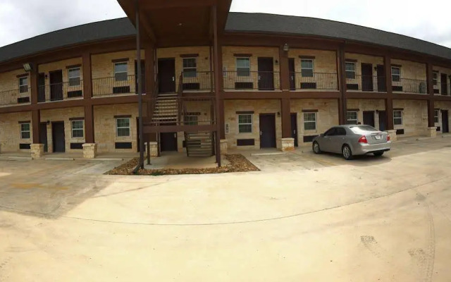 Pearsall Inn & Suites