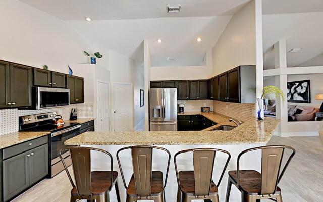 Chic Canalfront - 4 Br Home