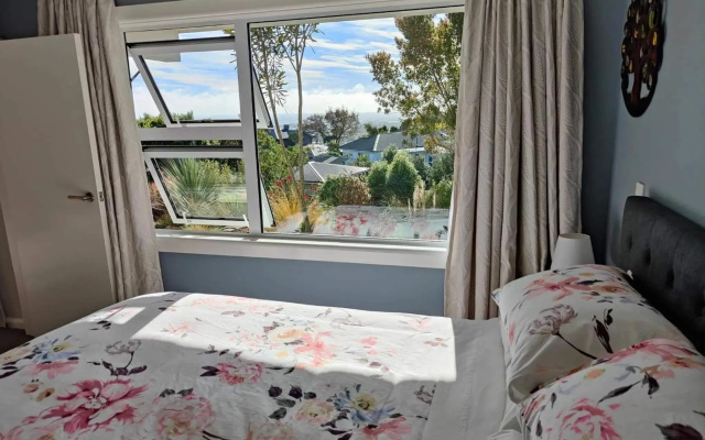 Newly Renovated Hillside Apartment Close To City
