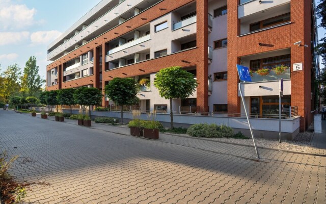Wojskowa Apartment by Renters