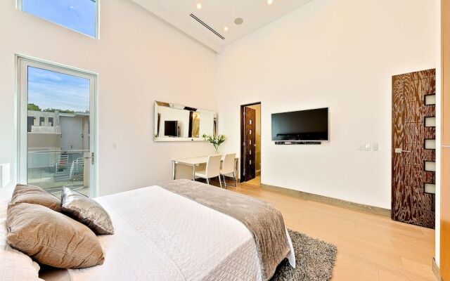 Hollywood Estate With Stunning Views