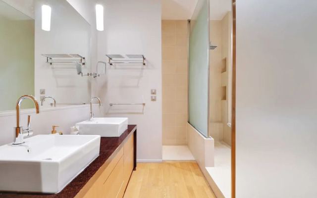 Fabulous House : a Gem in Chic Western Paris