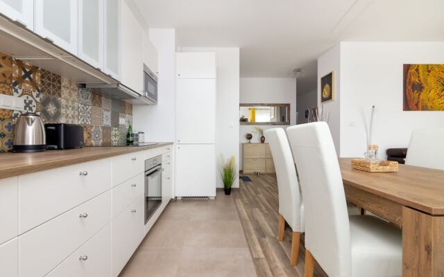 Warsaw Airport 3 Bedroom Apartment