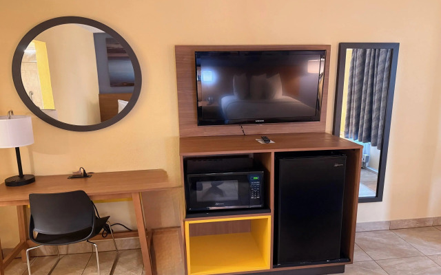 Days Inn by Wyndham St. Petersburg / Tampa Bay Area