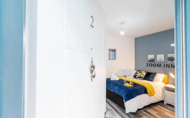 Comfy, modern studio with Netflix