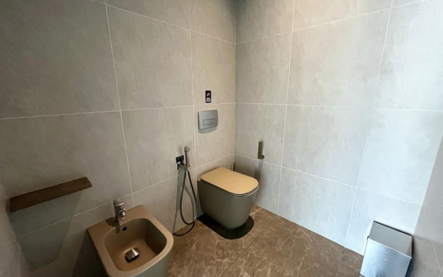 128 LIM - 2002 Stay Only Tower Suite