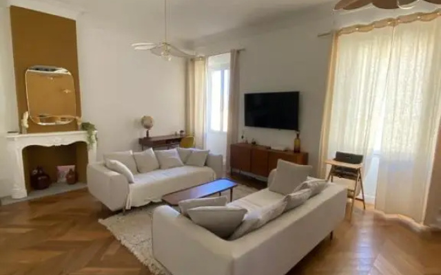 Appartement de maître T3 80m2 en plein centre.